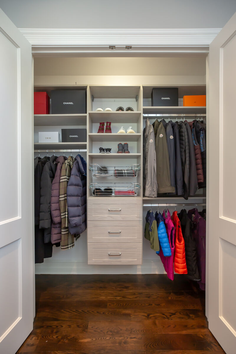 Custom reach-in closet organization system